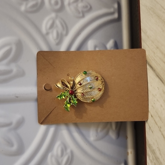 Vtg GERRYS - Super Fun - Goldtone Christmas Ornament Brooch! - Picture 2 of 4